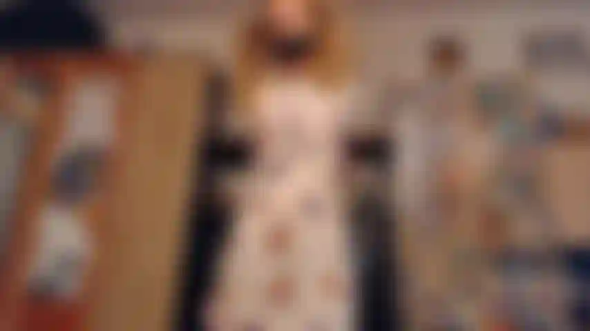 Bondage, feticcio del grembiule, gag con nastro adesivo, in difficoltà.