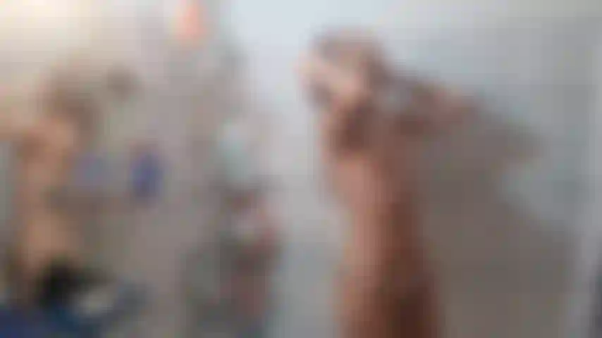 Mi diverto sotto la doccia e sono feticista nel lavare i capelli.