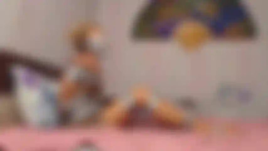 Lotta mentre sono legata con il nastro adesivo.