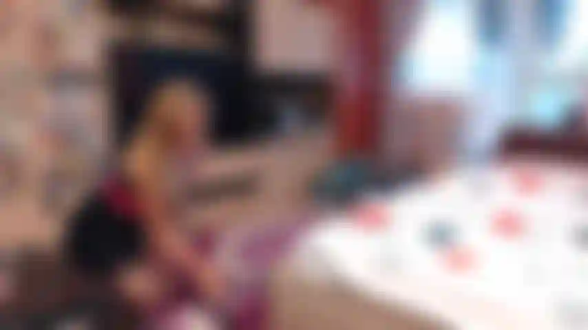 Succhio le tette, la figa e il tuo cazzo con l'aspirapolvere.