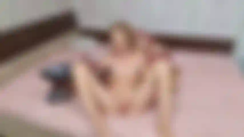 Mi succhio la figa e le tette con l'aspirapolvere.