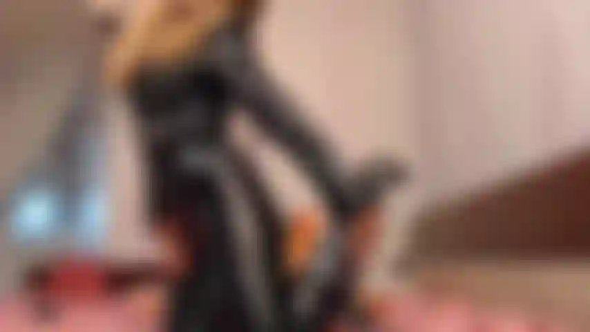 Feticista della pelle, chiacchiere sporche, sega con gli stivali.