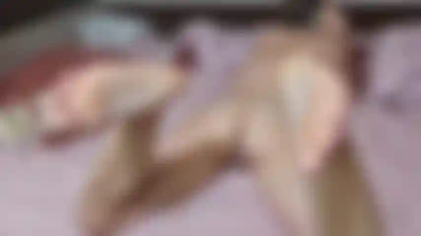 4 K schiava dei piedi lecca lo sperma di gonzo dai miei piedi.