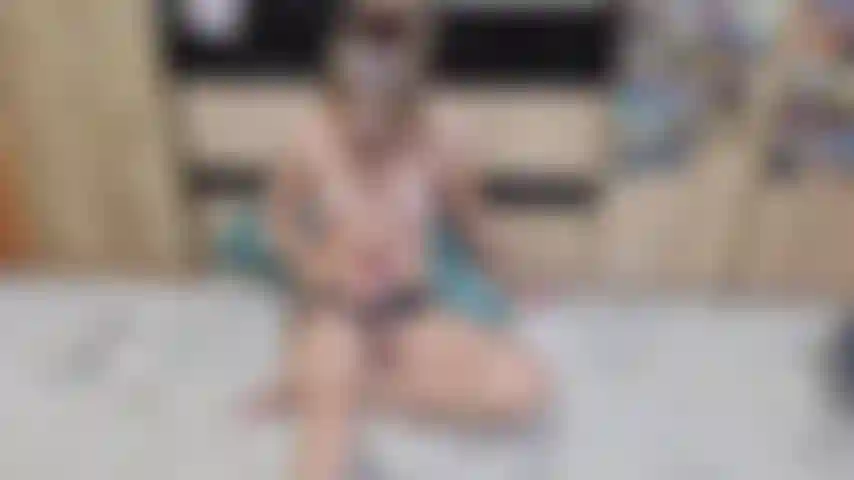 Feticista del naso di maiale, che si masturba con lo strap-on.