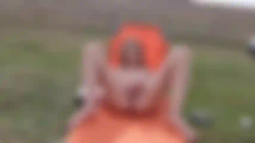 Mi masturbo all'aperto mentre fumo.