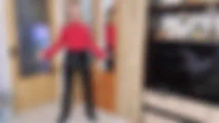Ti prendo in giro mentre muovo i fianchi indossando pantaloni lucidi.