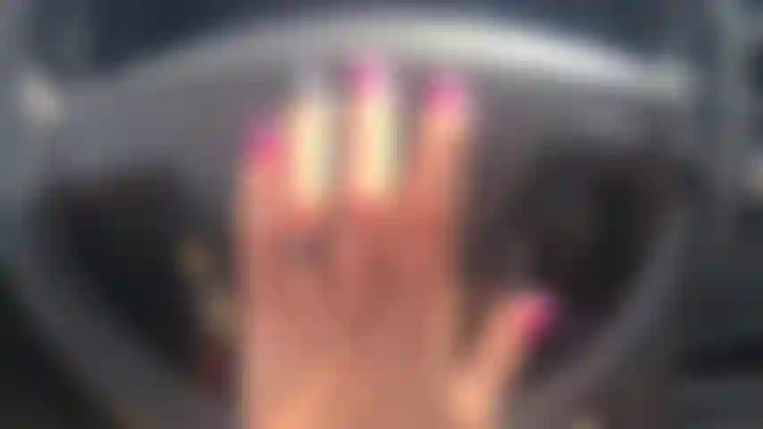 I chiodi picchiettano sul volante.