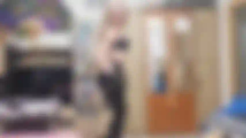 Ti prendo in giro con il mio rossetto nero, pantaloni in lattice e guanti in lattice.