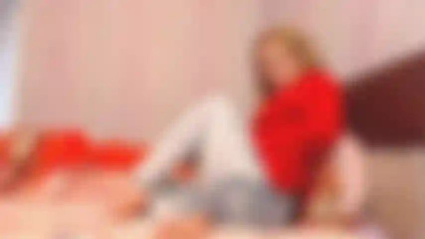 Scoreggia forte e puzzolente mentre indosso jeans e maglietta.