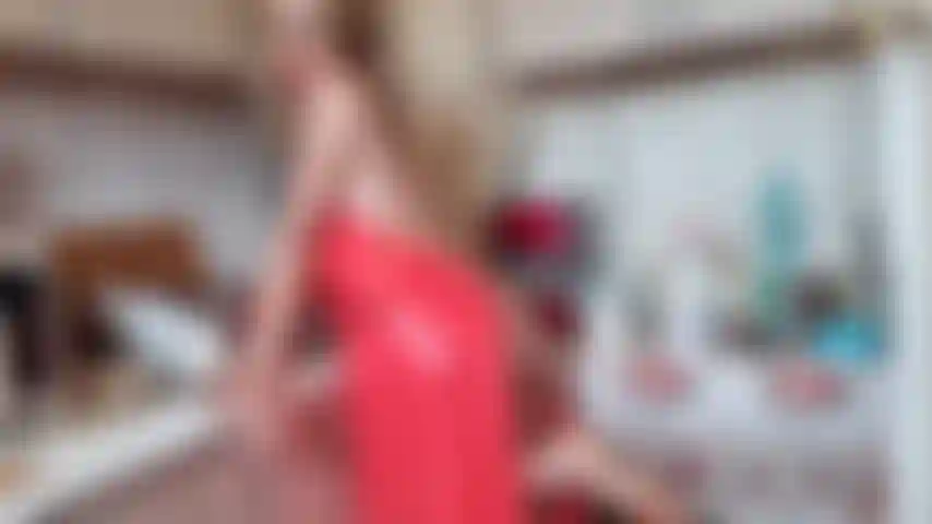 Gioco con la fica, provoco, lavo i piatti mentre indosso un grembiule in pvc.