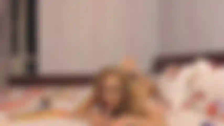 Chiacchiere sporche, succhiare vibratori, feticismo delle suole, sperma in bocca.