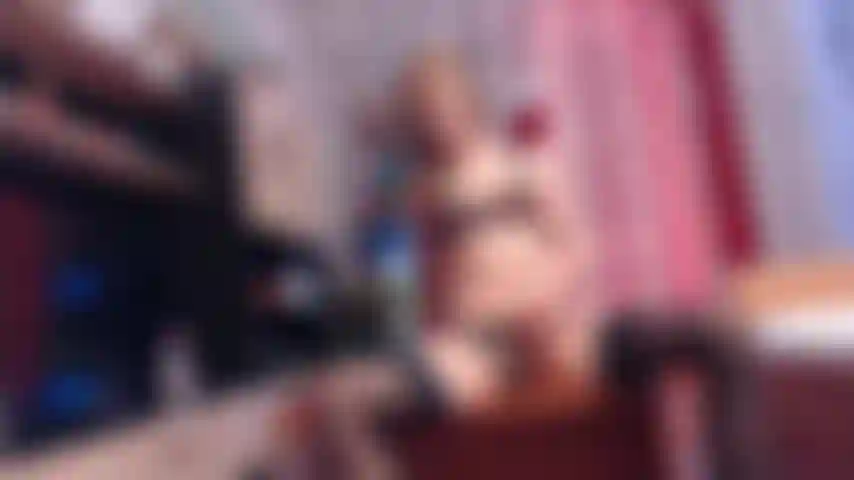 Ti stuzzico il cazzo con le mie mutandine di raso.