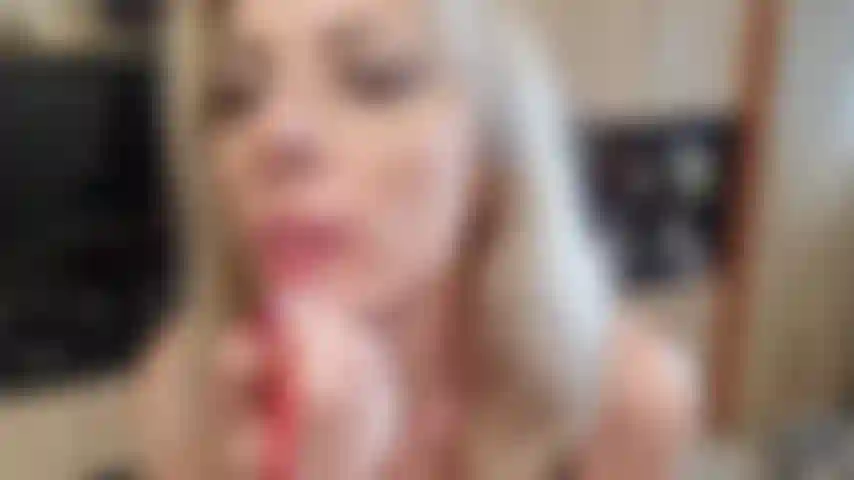 Ti prendo in giro mentre mi metto il rossetto mentre fumo.