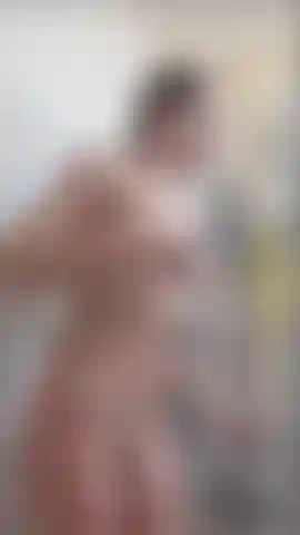 Mi lavo i capelli, mi masturbo sott'acqua, fumo, sono feticista della schiuma, mi lavo la doccia vaginale.