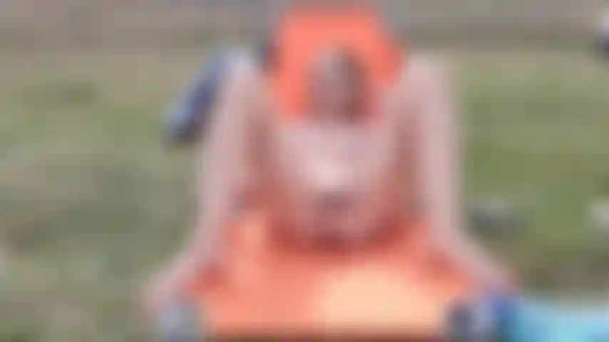 Scopo la figa all'aperto con un dildo, succhio le tette e il clitoride con l'aspirapolvere, raggiungo l'orgasmo.