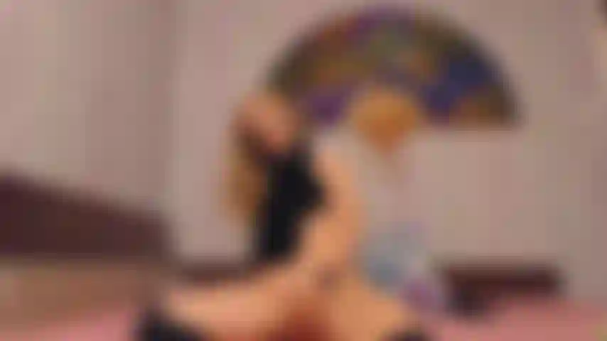 Feticista della pelliccia, tacchi alti, pompino, anale, scopata nella figa.