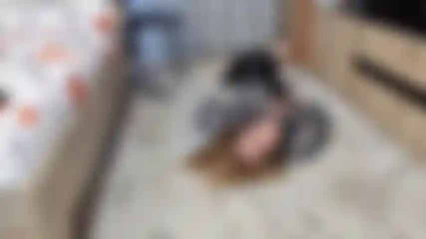 Faccio uno spogliarello mentre indosso una pelliccia e una pelle.