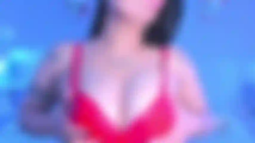 Reggiseno rosso, tette arricciate.