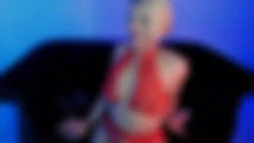 Titty fa joi, parla sporco e le viene addosso.