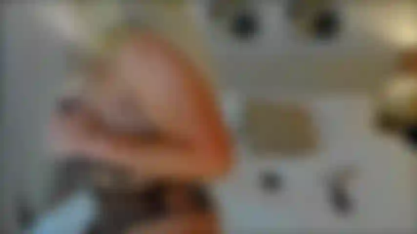 Spogliarello lento e giochi di chiacchiere sporche.