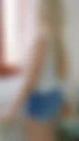 Davanti alla finestra.