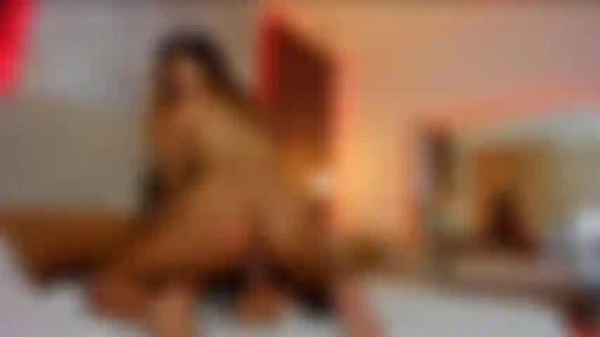 Una grande latina affamata di cavalcata anale con il torso.