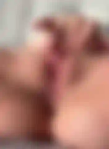 Ho avuto degli orgasmi intensi mentre giocavo con la mia figa.