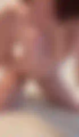 Gioco con le mie tette e la mia figa per te.