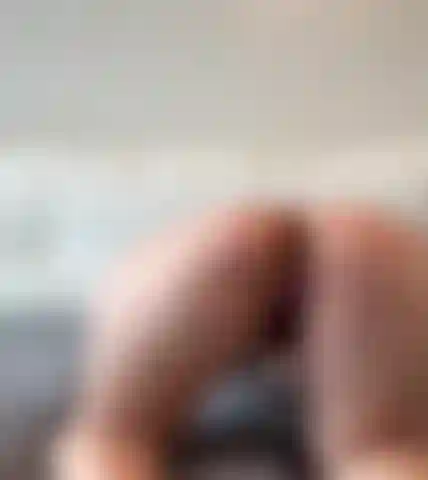 Mi masturbo la figa davanti e dietro.