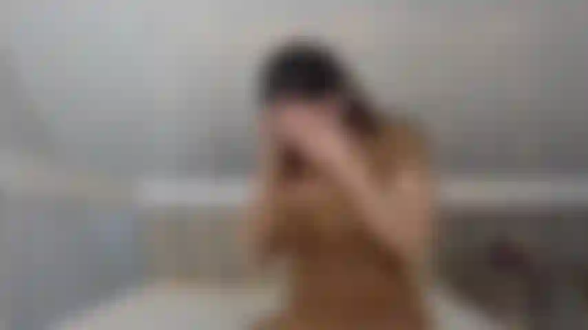 Natasha nice sorprende il fratellastro a masturbarsi davanti a un porno con grandi tette.