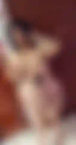 Incinta, con la pancia grande.