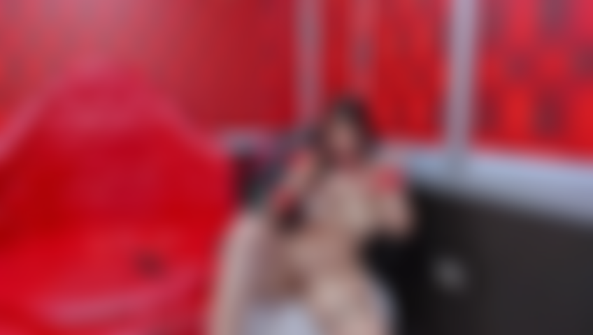 Un ricco pompino e poi scopa la mia figa calda.