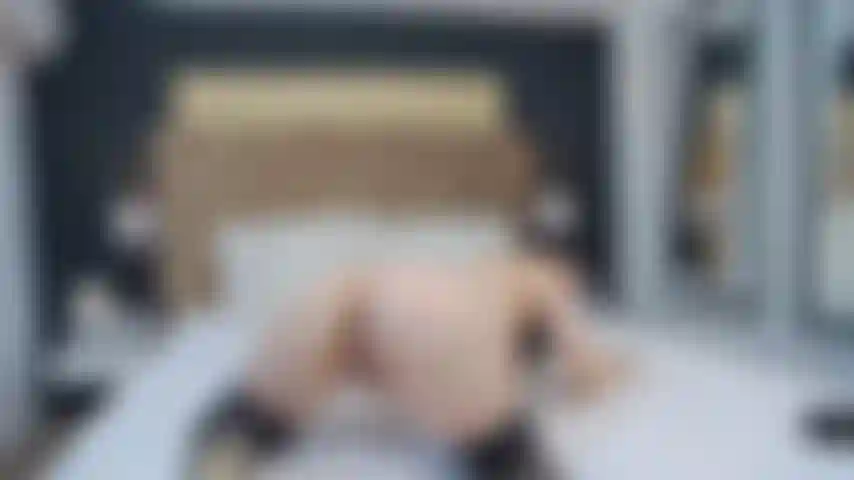 Stuzzico il culo a pecorina.