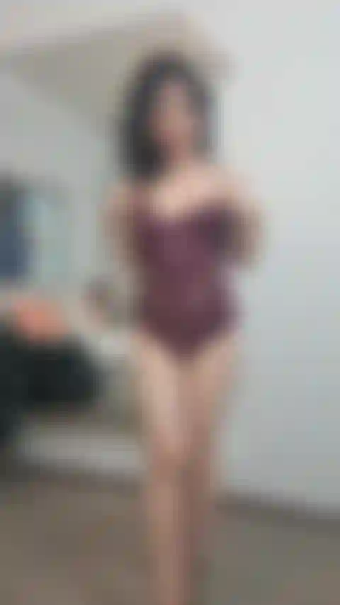 Nuda, indosso solo i tacchi, mi lecco le ascelle.