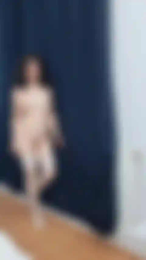 Cammino nuda, solo con calze bianche e tacchi bianchi, ti presento il mio corpo sexy.