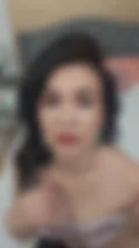 Ho bisogno di te e ti voglio nuda tra le mie gambe in questo momento.