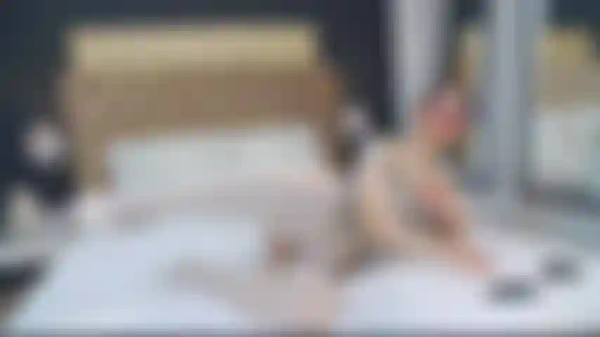 La figa gioca con le mutandine.