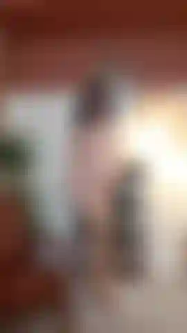 Una milf cattiva che indossa solo calze color cammello.