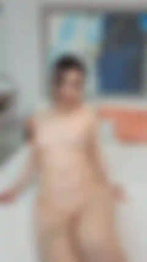 Nuda, indosso calze di nylon nude e ti stuzzico con le mie gambe.