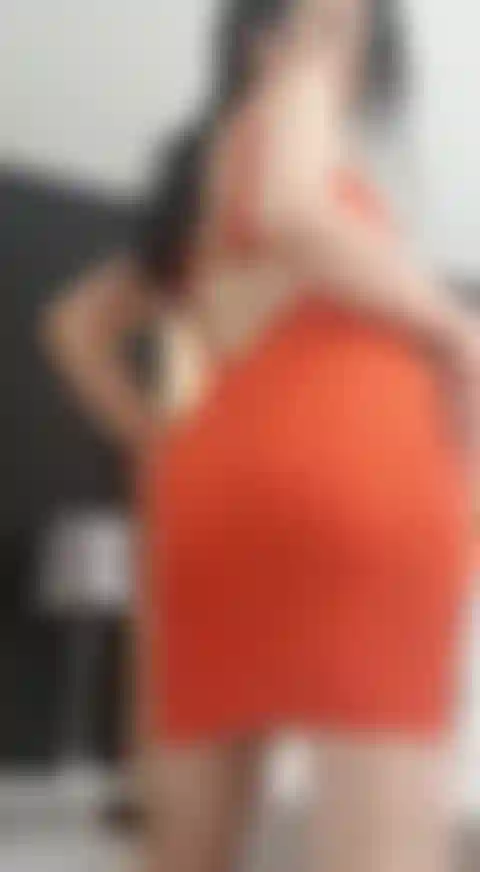 Vestiti sul pavimento.