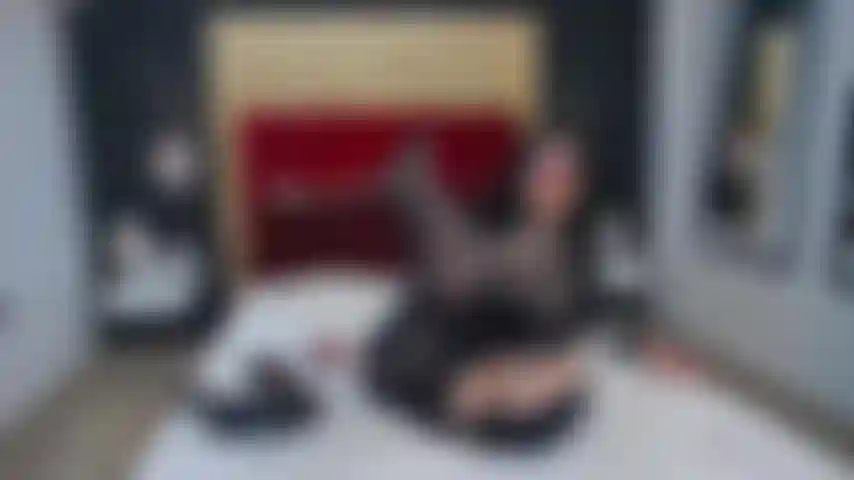 Stuzzico i piedi con le calze addosso.