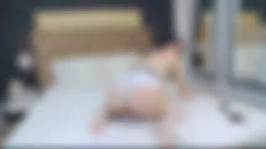 Giro in cowgirl al contrario con i miei vestiti addosso.