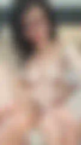 Gioco con la mia figa mentre ti stuzzico con i miei piedi.