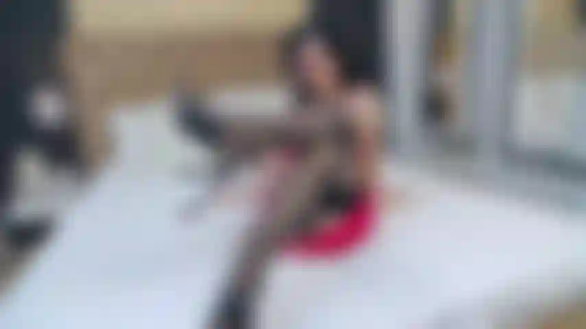 I piedi sexy e le scarpe penzolano.