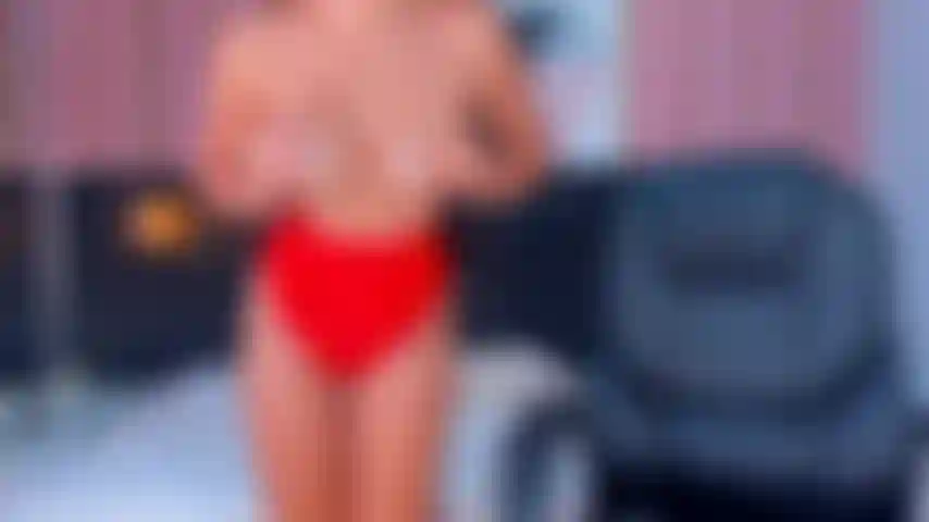 In lattice, gioco con il dildo.