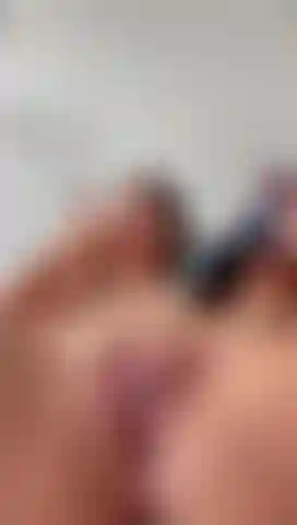 Mi masturbo con le dita.