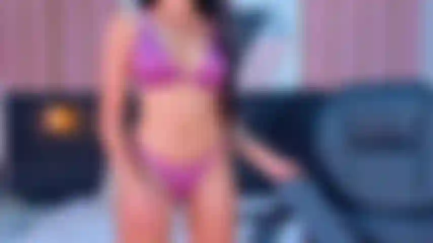 Completamente nuda, mostrami il corpo.