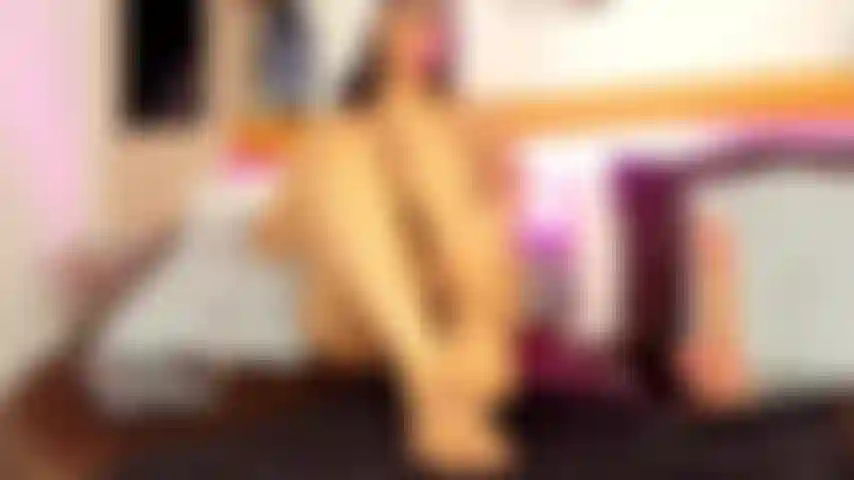 Delizioso footjob con massaggio all'olio, mi innamoro del tuo cazzo cremoso.