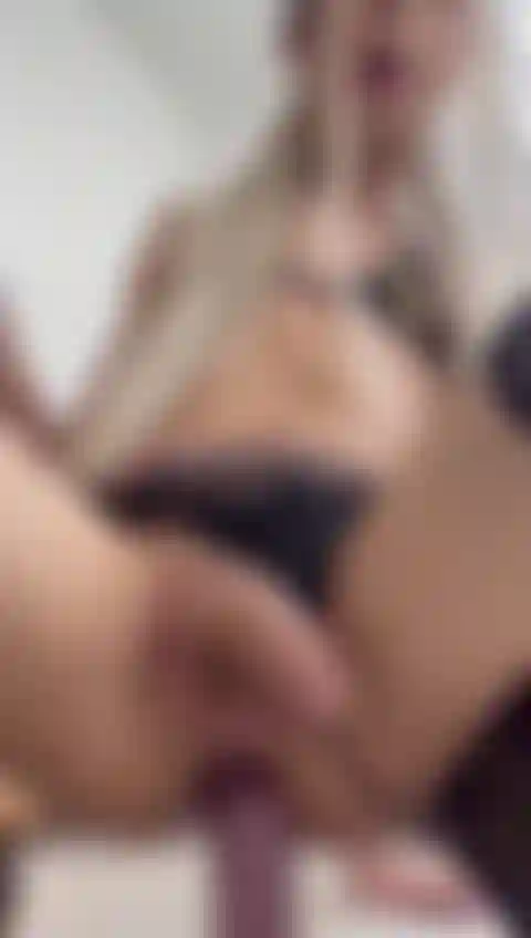 Mi concedo una deliziosa scopata con il mio dildo.