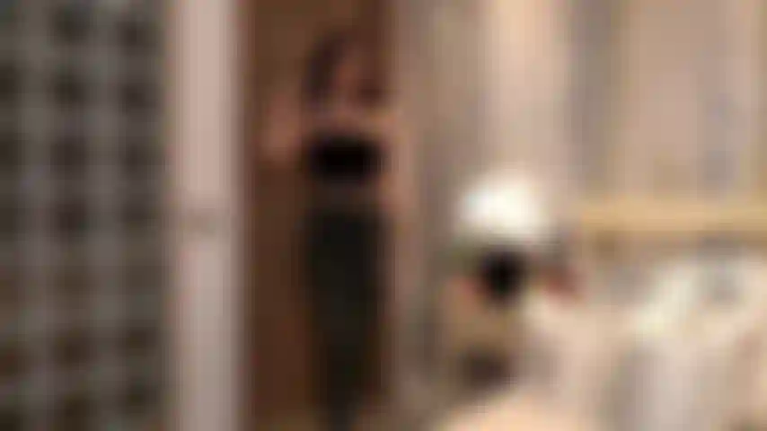 Gioco di ruolo personalizzato: una ragazza timida e inesperta che ottiene un orgasmo intenso.